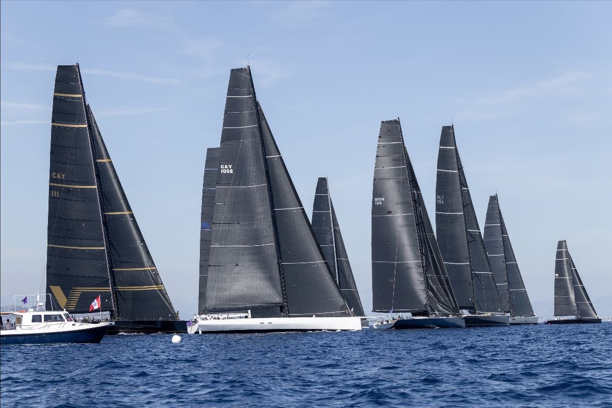 Maxi 1 start: Jethou sets up by the pin. Photo: Gilles Martin-Raget / www.martin-raget.com