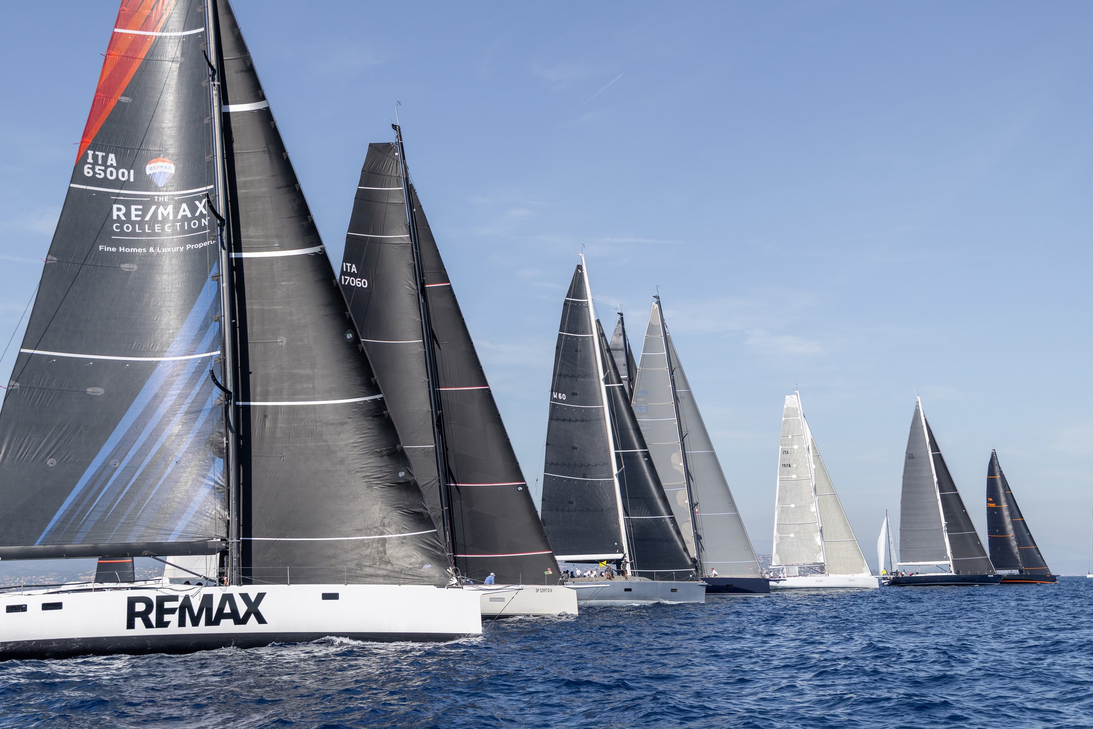 The maxi fleet stretches across the Baie de Pampelonne in light easterly conditions. Photo: Gilles Martin-Raget / www.martin-raget.com