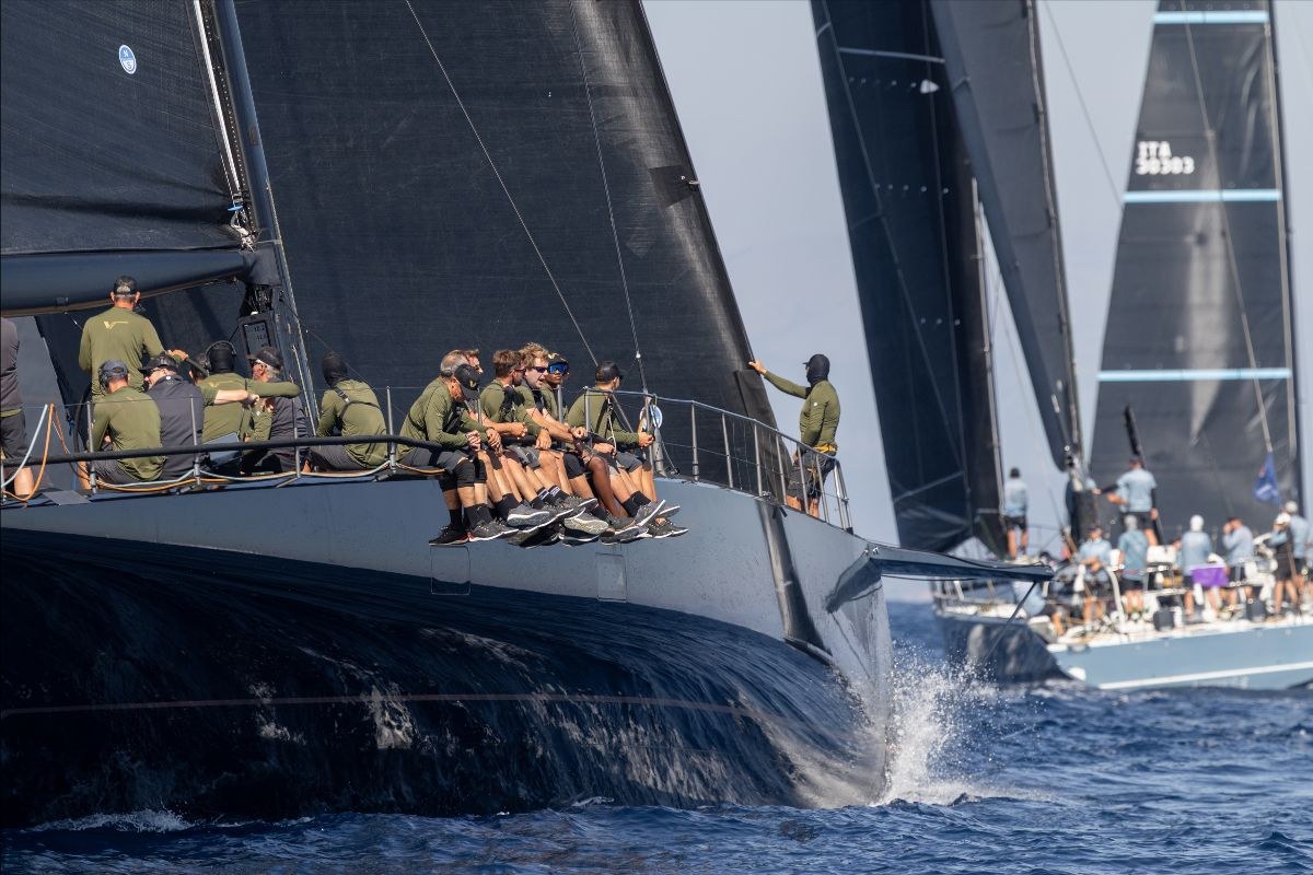 Karel Komarek's V powers along in pursuit of Joost Schuijff's Leopard 3. Photo: Gilles Martin-Raget / www.martin-raget.com